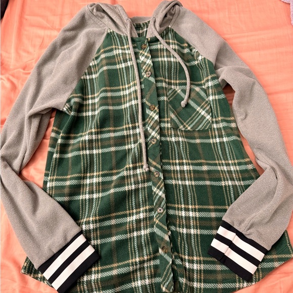 No Boundaries Green and Gray Apparel - Picture 1 of 3